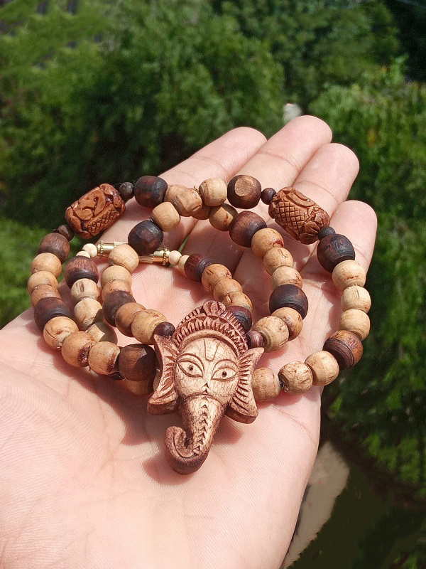 69 Material Tulsi Bead Shape Cylindrical, Spherical Mala Length 20 Inches Deity Name Shri Ganesh Ji Carving Name Om Shri Ganesh Face Tulsi Locket Mala With Om Beads